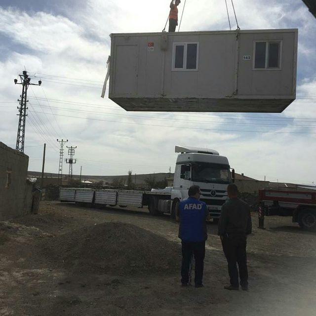 Depremde evleri hasar gören aileler için konteyner kuruldu