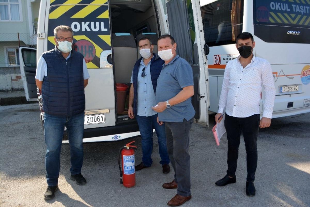 Servis ara&ccedil;ları okullar a&ccedil;ılır &uuml;midi ile g&uuml;zergah izin belgelerini vizeletiyor
