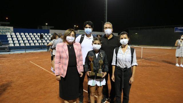 GKV’li  Ayda Akçayöz’den teniste çifte şampiyonluk kazandı