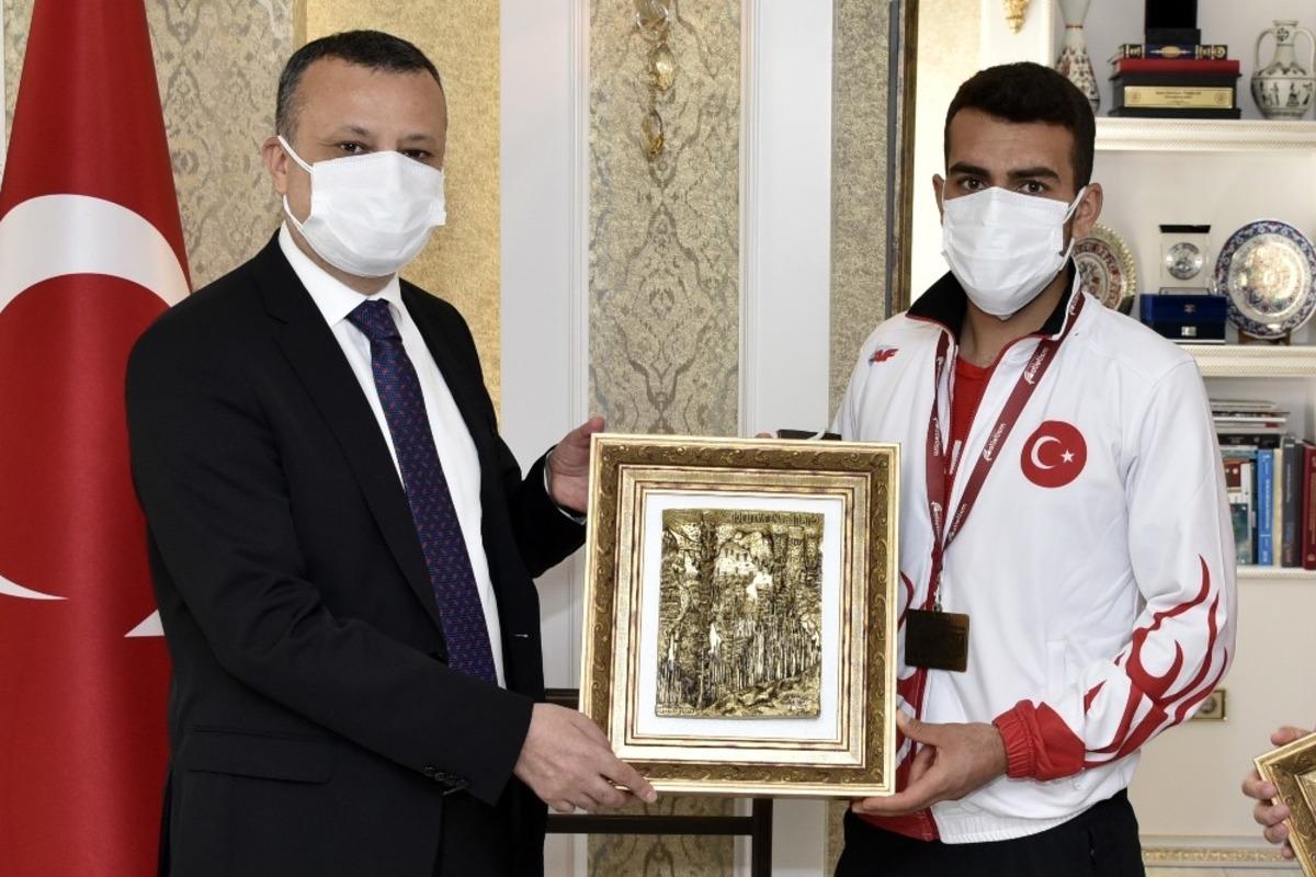 Katıldığı ilk uluslararası yarışmada Balkan Şampiyonu oldu