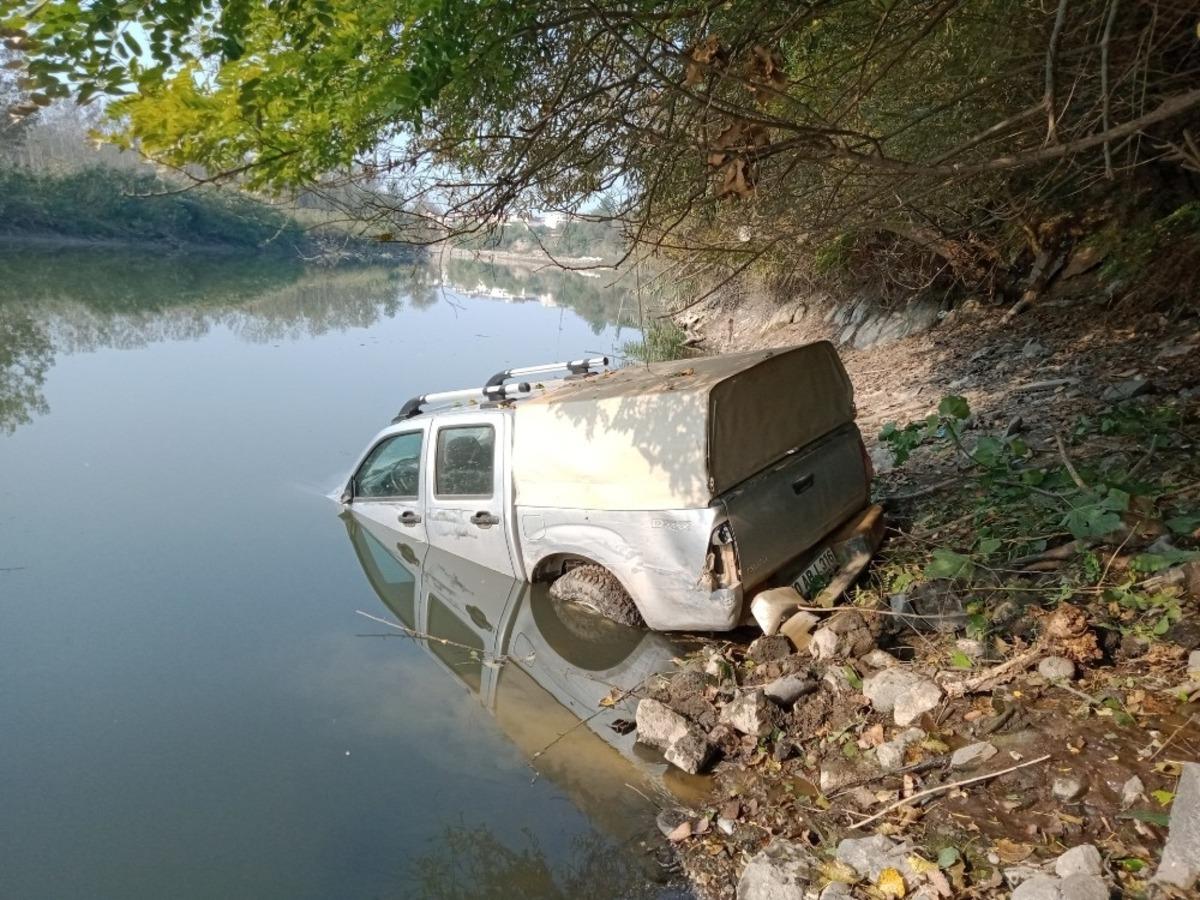 Yaşlı adam aracıyla dereye u&ccedil;tu