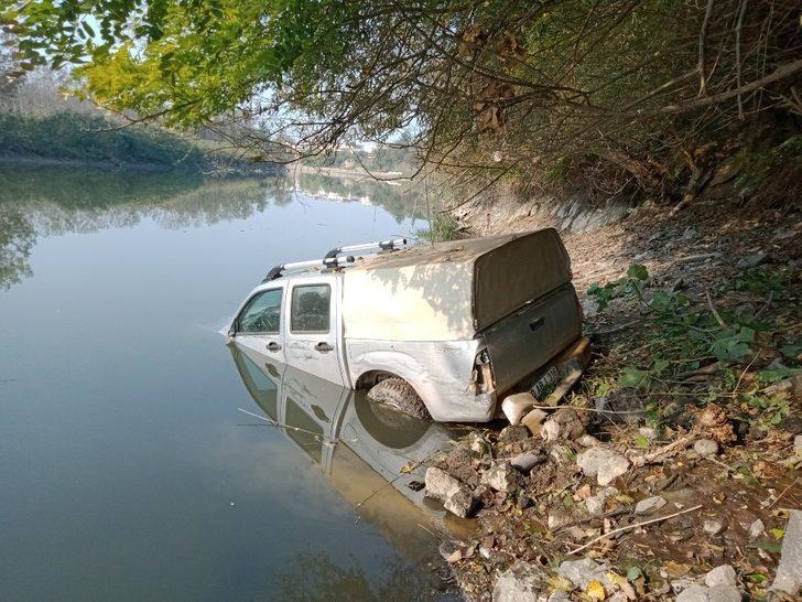 Yaşlı adam aracıyla dereye uçtu G1