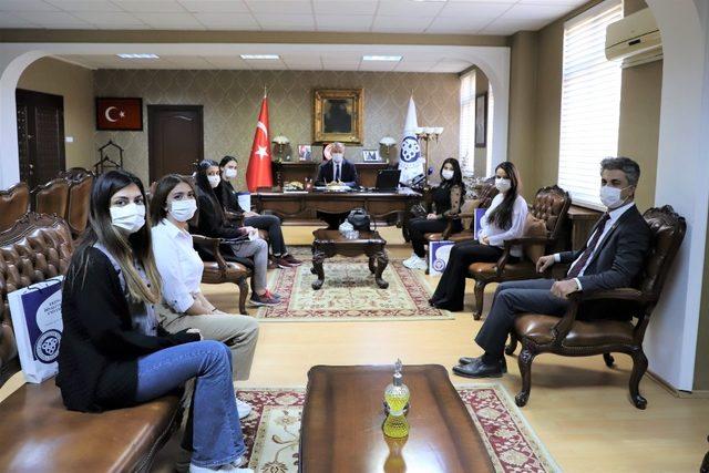 Azerbaycanlı tıp öğrencilerinden Rektör Akın’a ziyaret