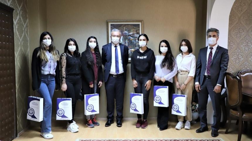 Azerbaycanlı tıp &ouml;ğrencilerinden Rekt&ouml;r Akın&rsquo;a ziyaret