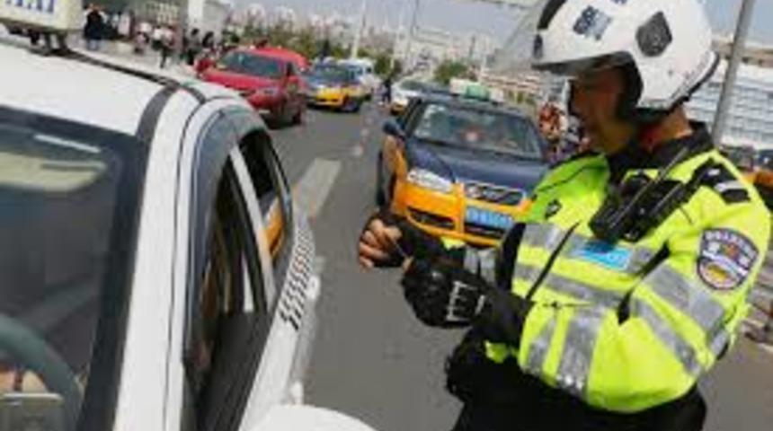 &Ccedil;in&rsquo;de trafik polisinden insanlık dersi