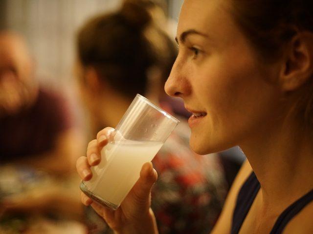 R&uuml;yada rakı i&ccedil;mek 