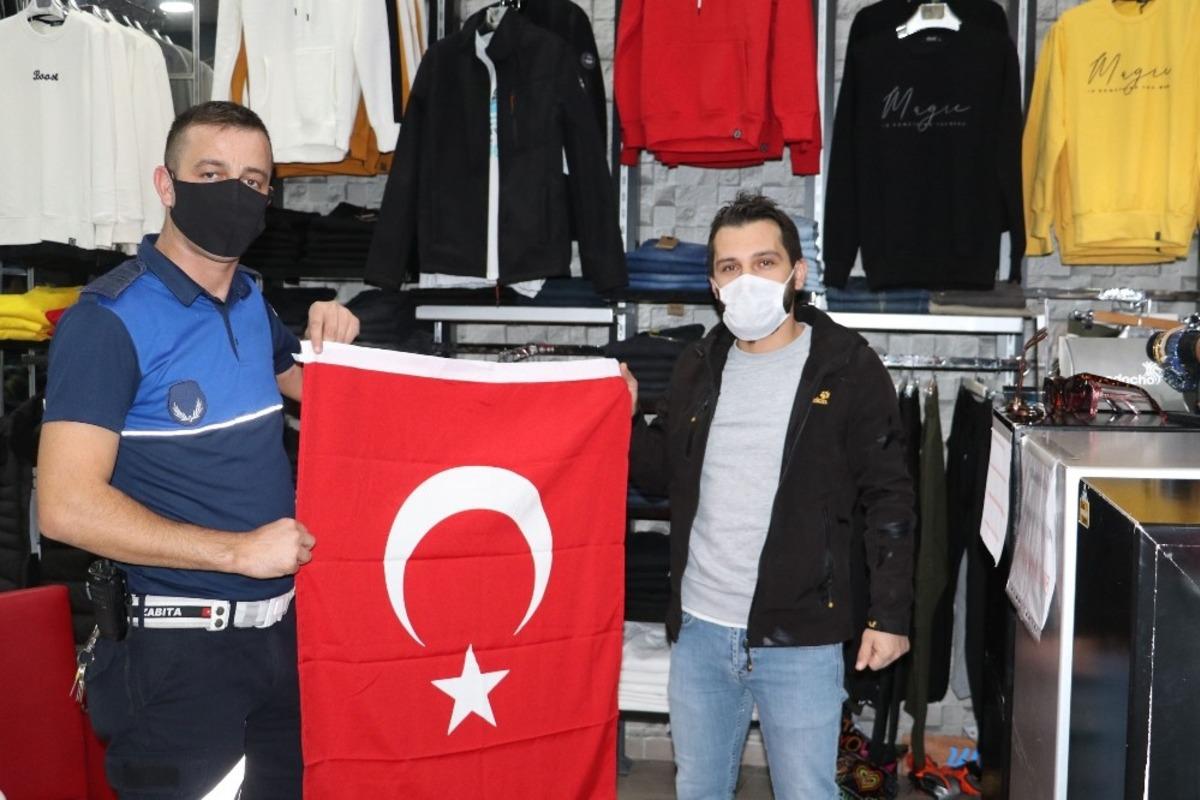 Havza Belediyesi&rsquo;nden esnafa bayrak