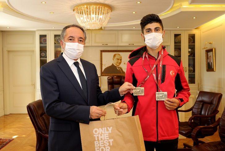 AİÇÜ Rektörü Prof. Dr. Karabulut, şampiyon sporcuyu kutladı G1