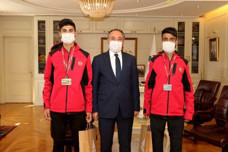 AİÇÜ Rektörü Prof. Dr. Karabulut, şampiyon sporcuyu kutladı G2