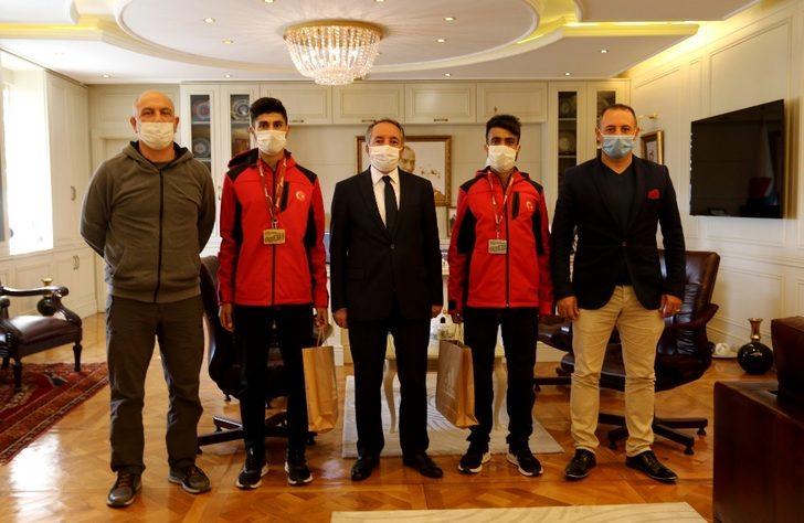 AİÇÜ Rektörü Prof. Dr. Karabulut, şampiyon sporcuyu kutladı G3