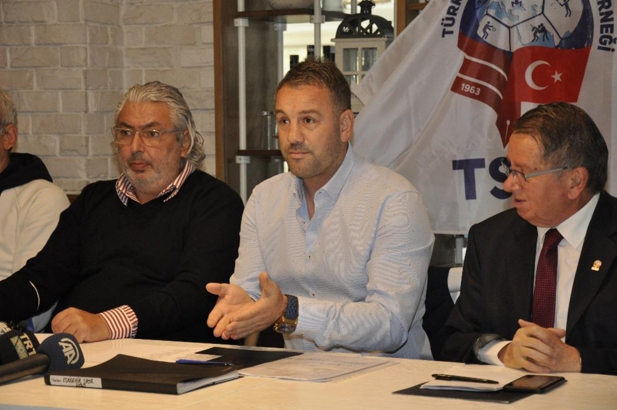 Eskişehirspor Teknik Direkt&ouml;r&uuml; İlhan Var