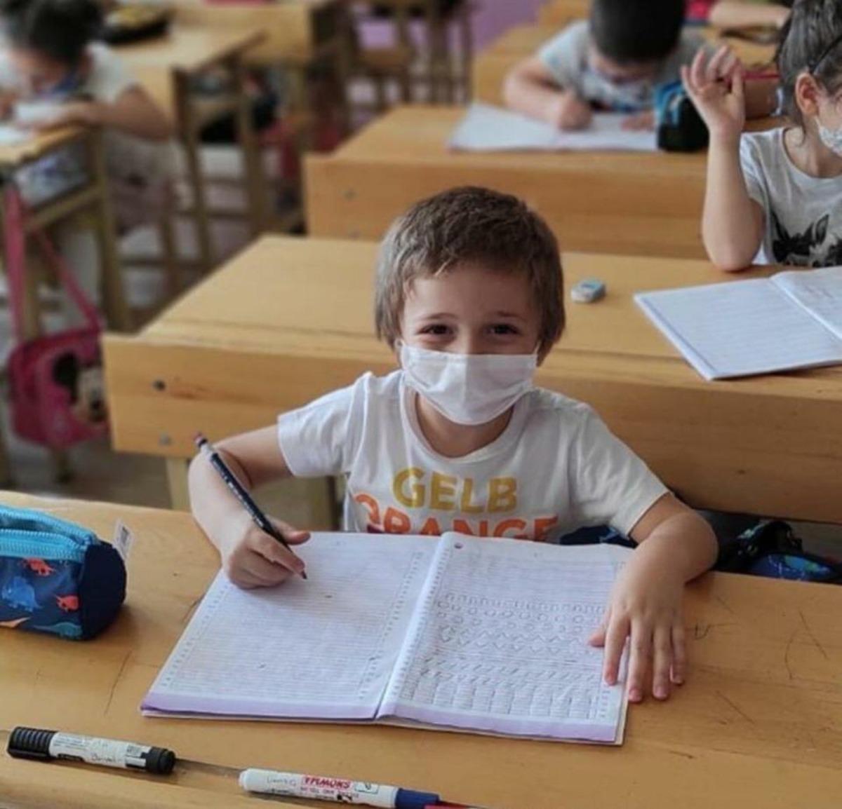 &Ouml;ğrencilere &uuml;cretsiz maske ve dezenfektan desteği