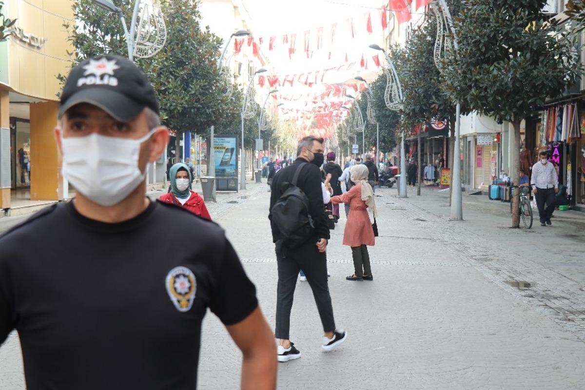 Polis ekiplerinden Sakarya&rsquo;nın en işlek caddesinde maske avı