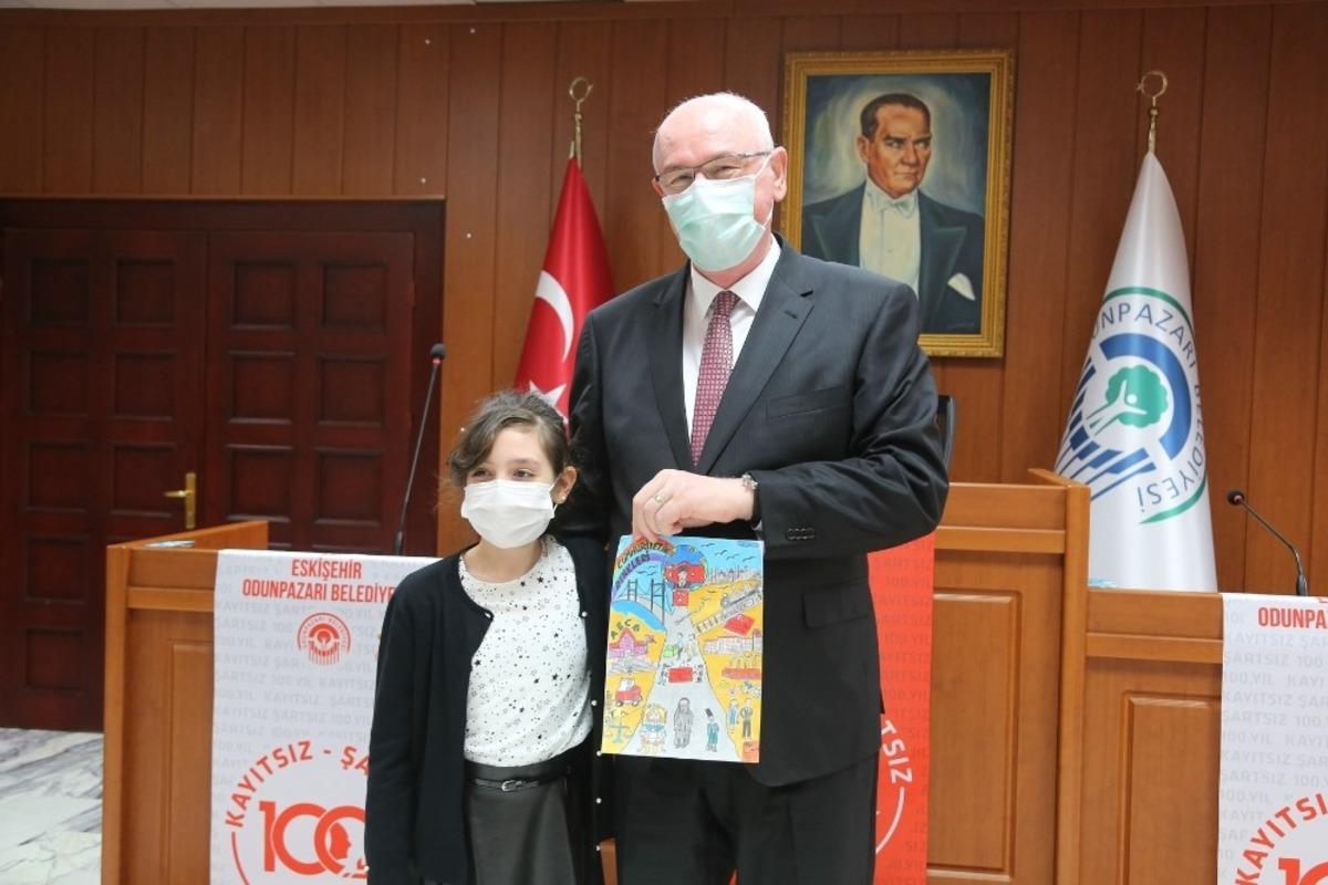 &Ouml;yk&uuml; ve resim yarışması kazanan &ccedil;ocuklar &ouml;d&uuml;llerini t&ouml;renle aldı