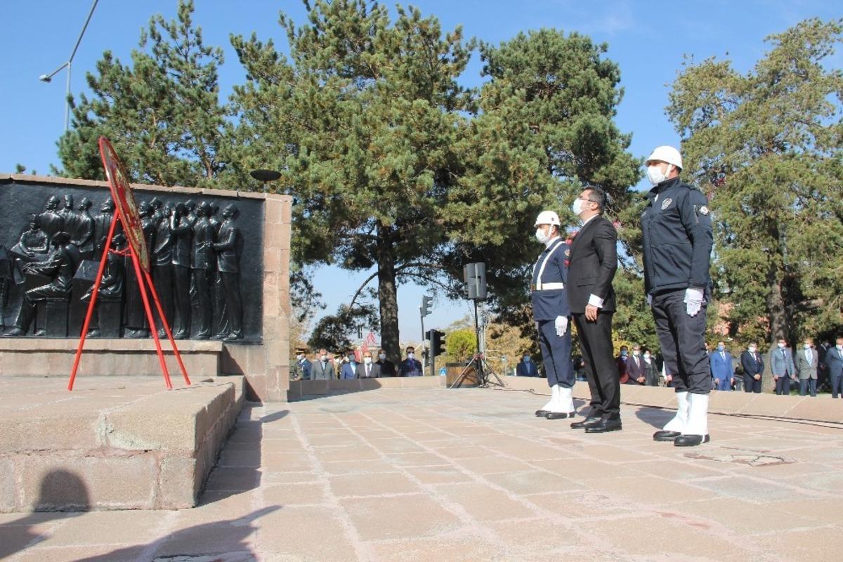 29 Ekim kutlamaları &ccedil;elenk sunma t&ouml;reni ile başladı