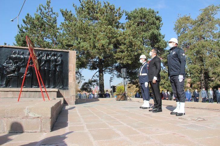 29 Ekim kutlamaları çelenk sunma töreni ile başladı G1