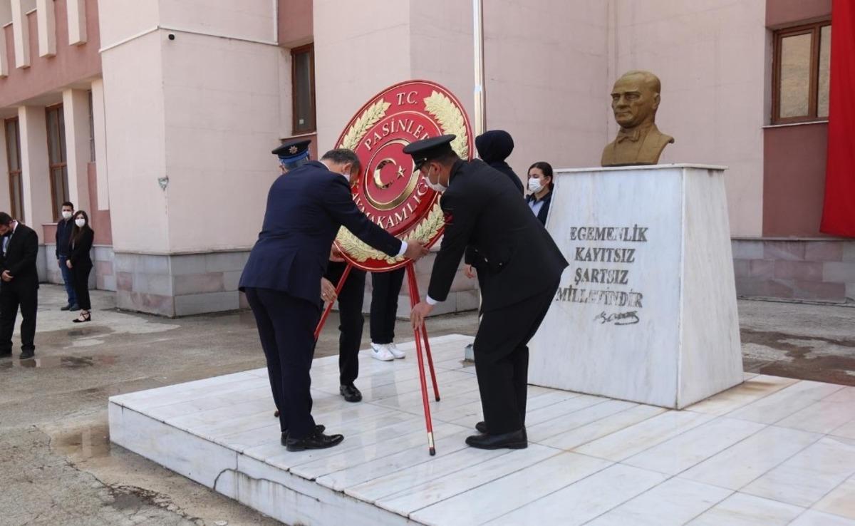 Cumhuriyetin 97. yıl d&ouml;n&uuml;m etkinlikleri &ccedil;elenk sunumuyla başladı