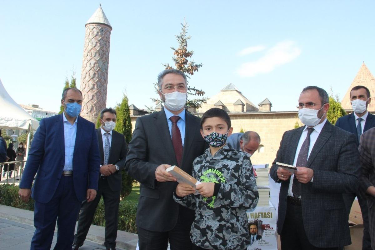 Erzurum İl M&uuml;ft&uuml;l&uuml;ğ&uuml; maske kuralına uyan &ccedil;ocuklara hediyeler dağıttı