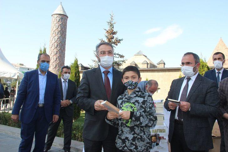 Erzurum İl Müftülüğü maske kuralına uyan çocuklara hediyeler dağıttı G1