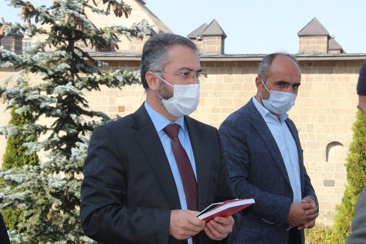 Erzurum İl Müftülüğü maske kuralına uyan çocuklara hediyeler dağıttı G2