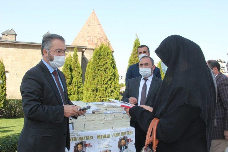 Erzurum İl Müftülüğü maske kuralına uyan çocuklara hediyeler dağıttı G3