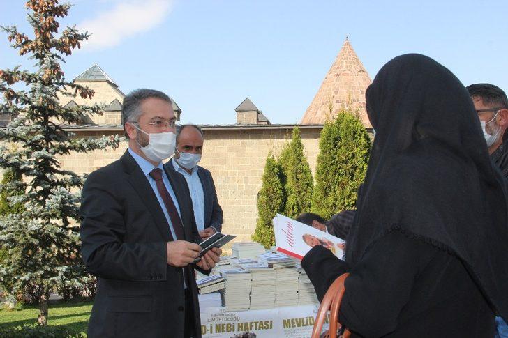 Erzurum İl Müftülüğü maske kuralına uyan çocuklara hediyeler dağıttı G4
