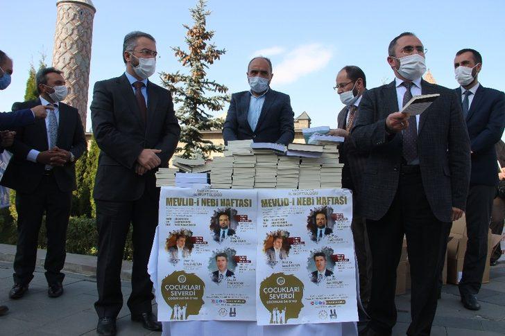 Erzurum İl Müftülüğü maske kuralına uyan çocuklara hediyeler dağıttı G5