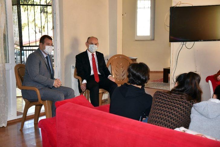 Vali Karadeniz çocuklarla bir araya geldi G1