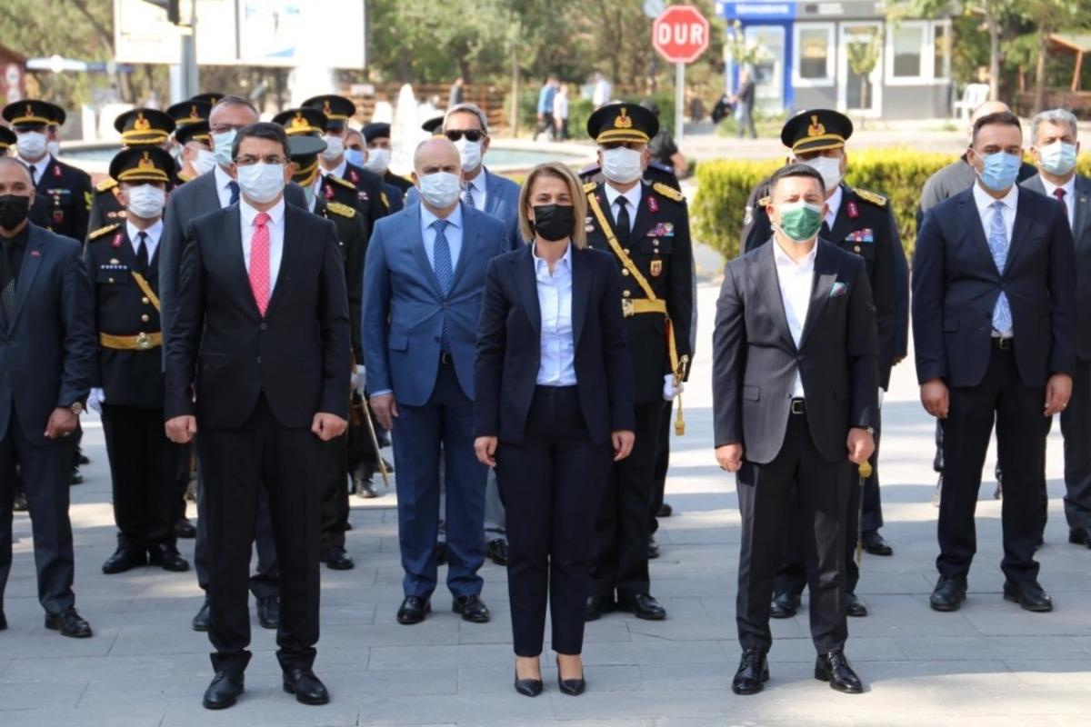 29 Ekim Cumhuriyet Bayramı &ccedil;elenk sunma t&ouml;reni yapıldı