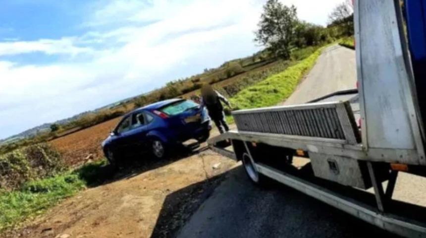 İngiltere'de tarlanın ortasında cinsel ilişkiye giren &ccedil;iftin imdadına polis yetişti