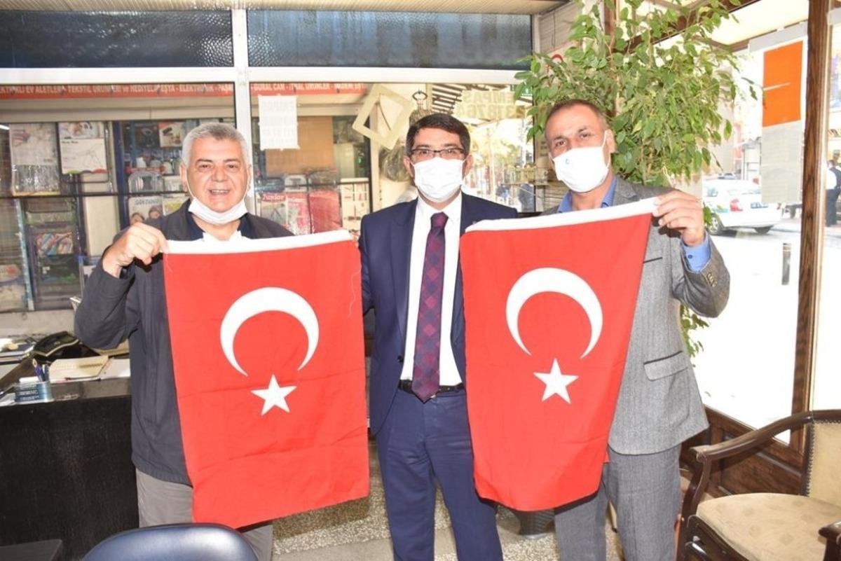Başkan &Ccedil;elik vatandaşlara T&uuml;rk bayrağı dağıttı