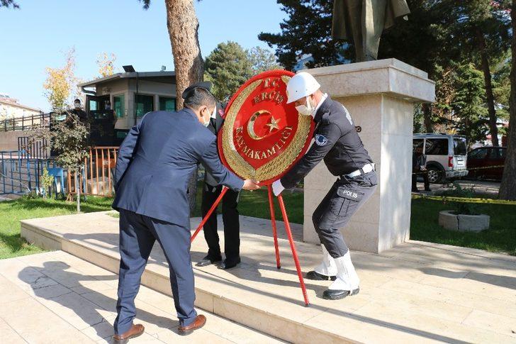 Erciş’te 29 Ekim kutlama programı çelenk sunumuyla başladı G2