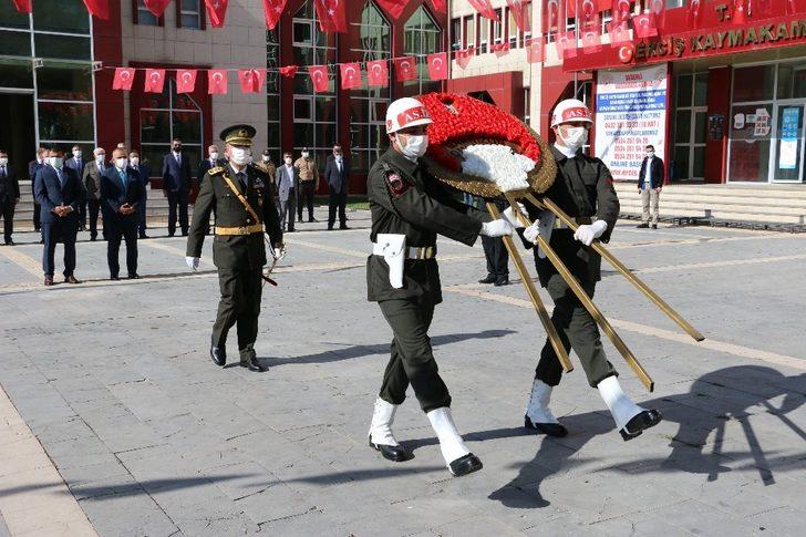 Erciş’te 29 Ekim kutlama programı çelenk sunumuyla başladı G3