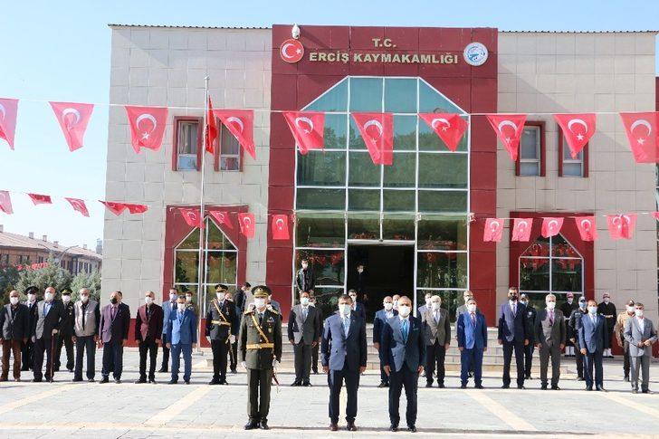 Erciş’te 29 Ekim kutlama programı çelenk sunumuyla başladı G5