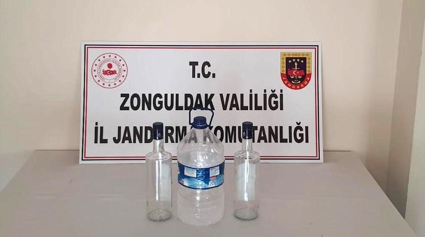 Sahte i&ccedil;ki yaparken yakalandı, 2 litre i&ccedil;kiye el konuldu
