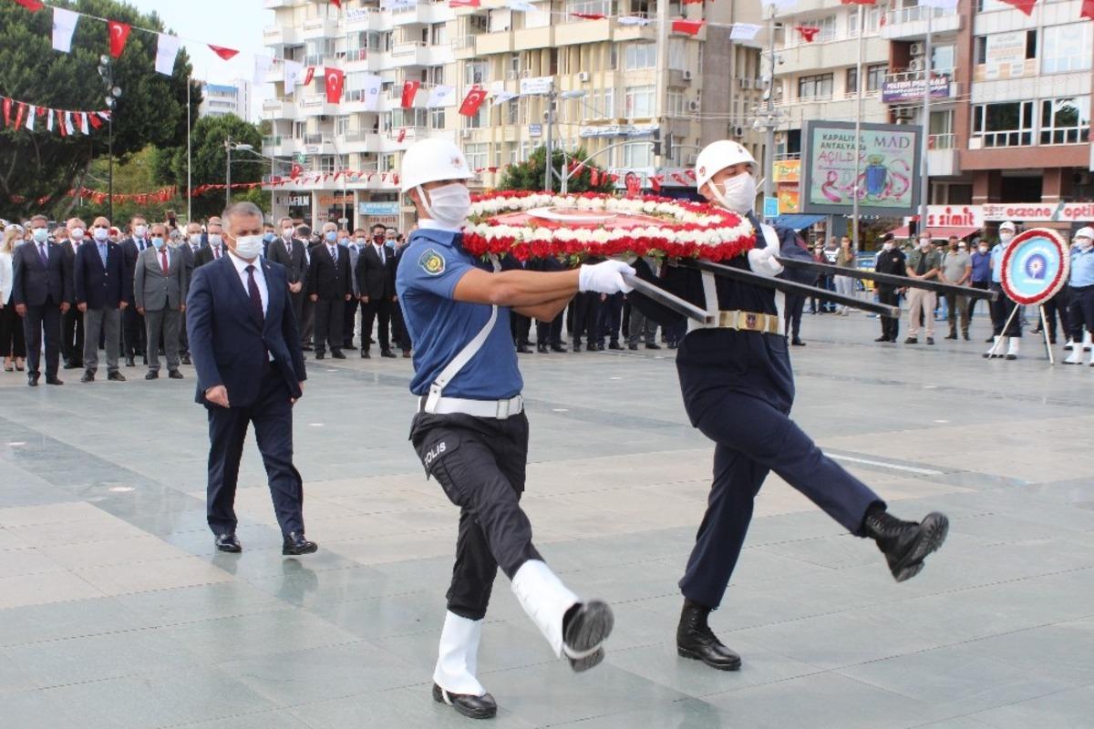 Antalya&rsquo;da 29 Ekim Cumhuriyet Bayramı kutlamaları pandemi kuralları &ccedil;er&ccedil;evesinde başladı