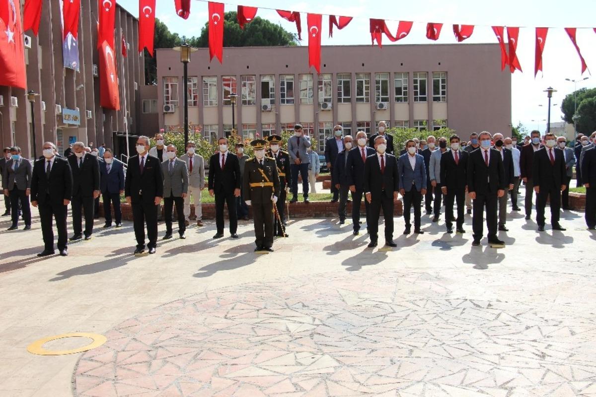 Aydın&rsquo;da 29 Ekim kutlamaları &ccedil;elenk koyma t&ouml;reni başladı