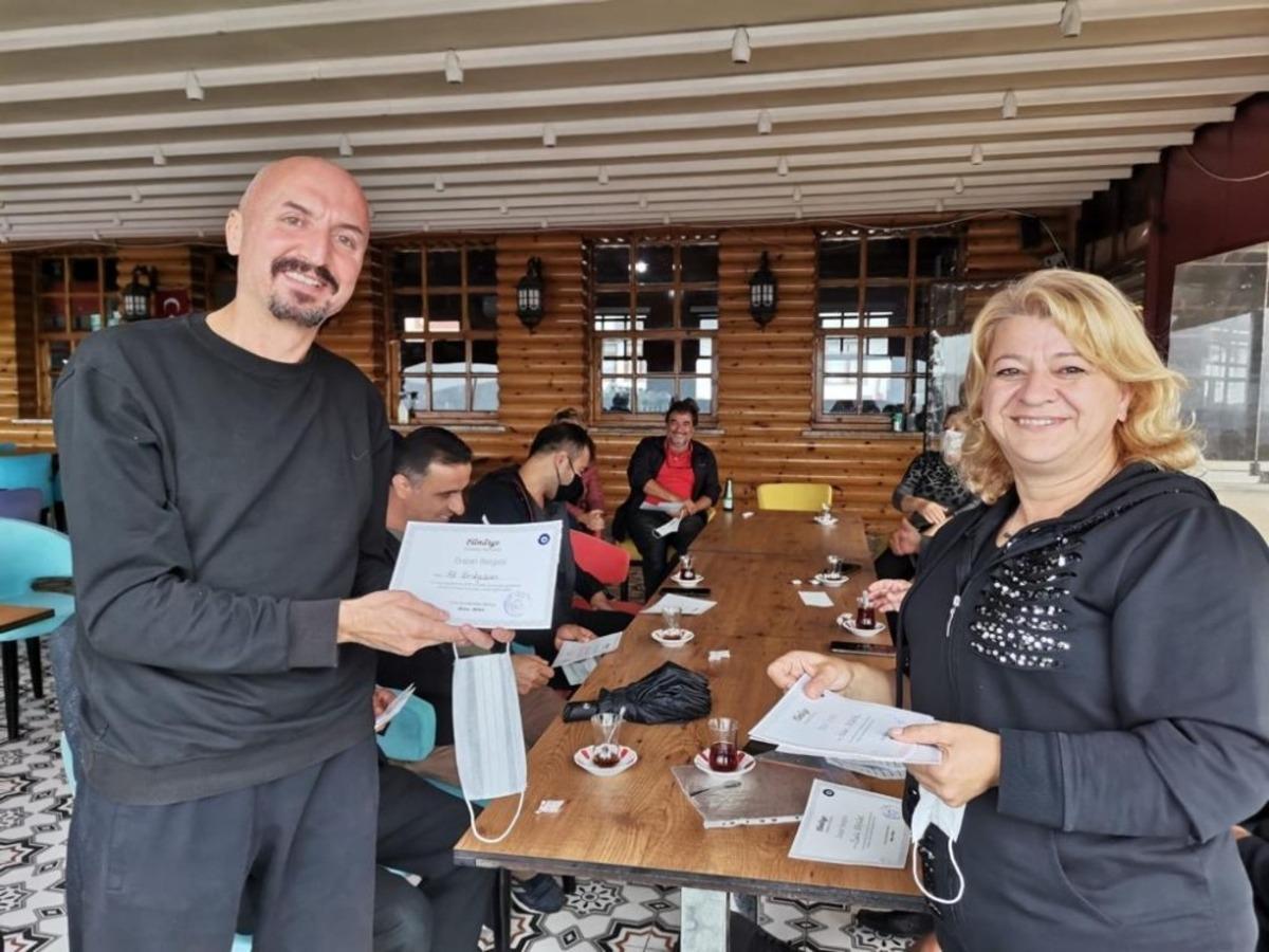 Kadın muhtar, balık tutabilmesi i&ccedil;in eşine &ldquo;Hanımdan İzin Belgesi&rdquo; &ccedil;ıkarttı