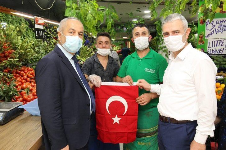 Başkan Büyükgöz esnaflara Türk Bayrağı hediye etti G3