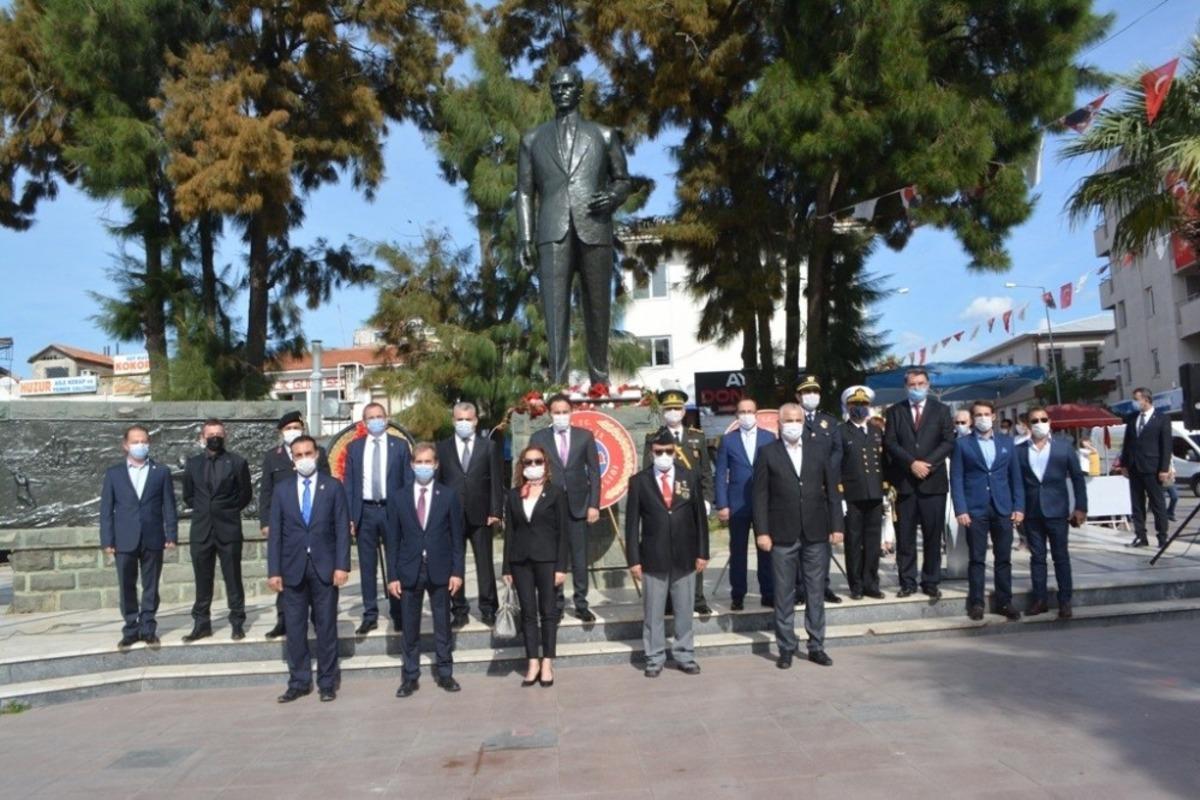 Ayvalık&rsquo;ta Cumhuriyet Bayramı etkinlikleri &ccedil;elenk sunma t&ouml;reni ile başladı