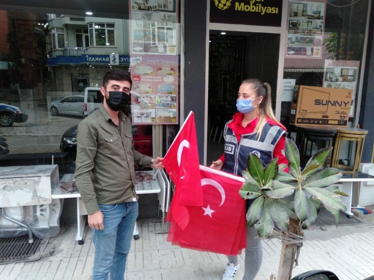Bigadi&ccedil;&rsquo;te polis bayrak dağıttı