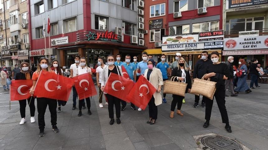 Balıkesir’de vatandaşlara 27 bin bayrak dağıtıldı