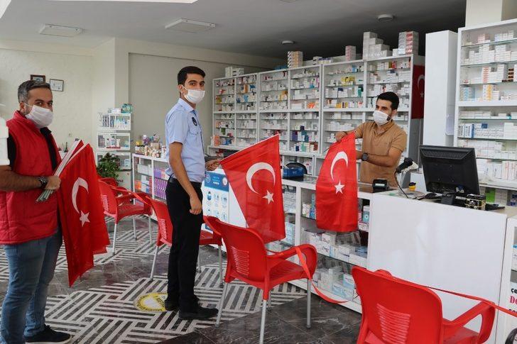 Karaköprü’de esnafa Türk Bayrağı hediyesi G1