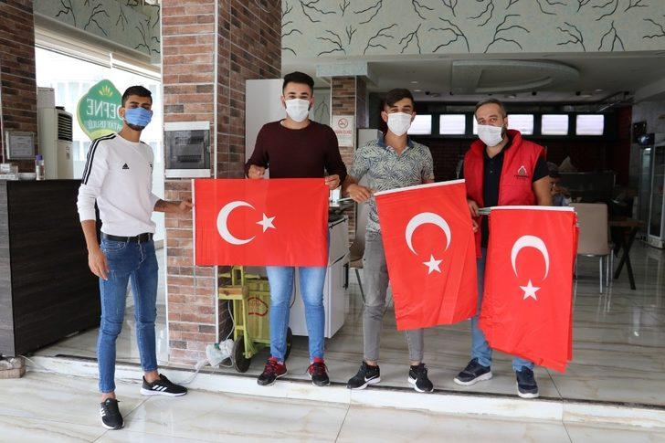 Karaköprü’de esnafa Türk Bayrağı hediyesi G2