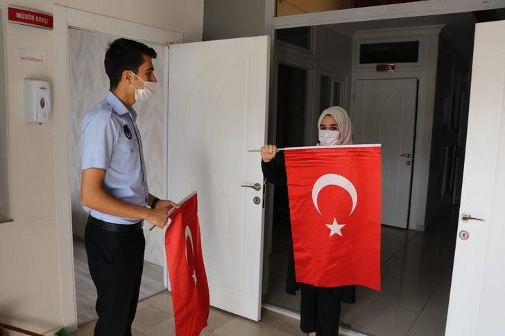 Karaköprü’de esnafa Türk Bayrağı hediyesi G3