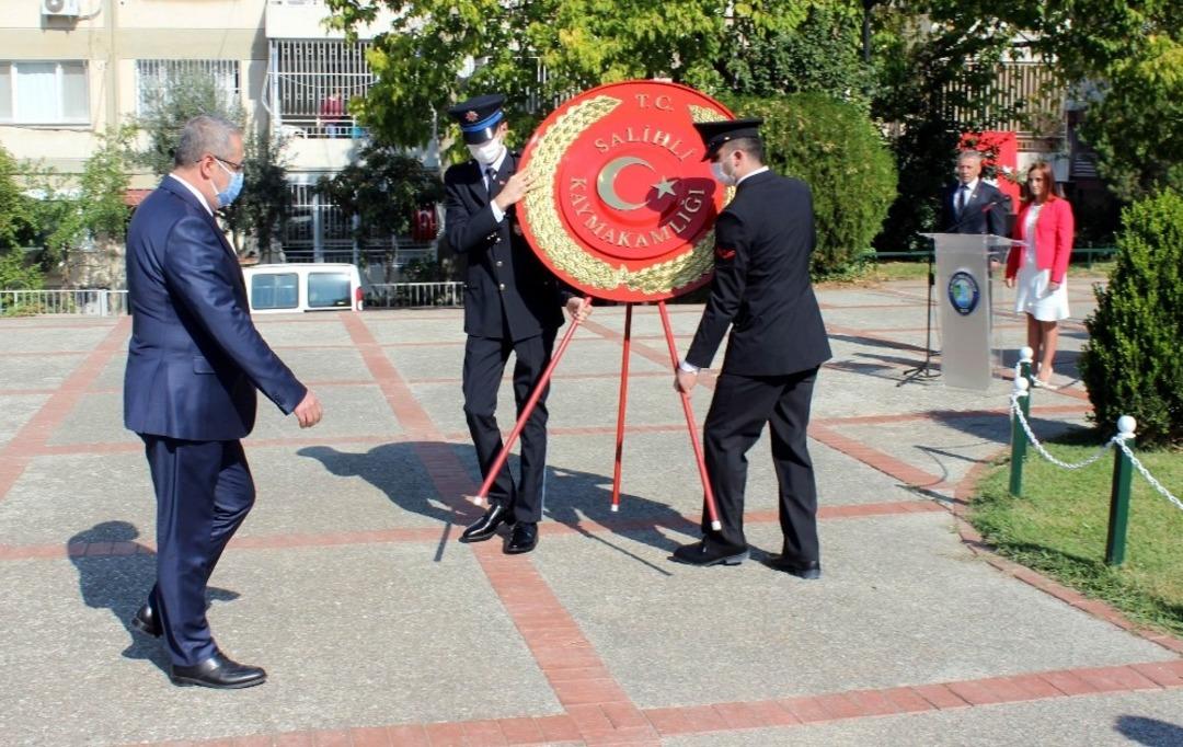 Salihli&rsquo;de Cumhuriyet Bayramı kutlamaları &ccedil;elenk sunumuyla başladı