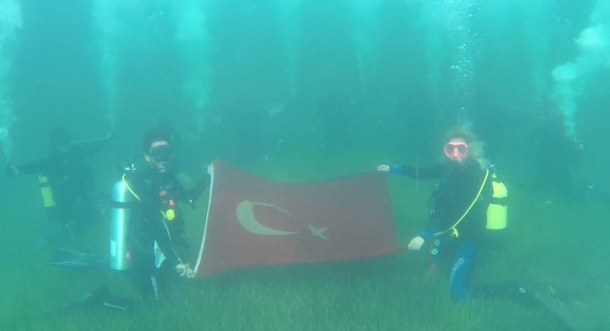 Su altında Cumhuriyet&rsquo;i kutladılar