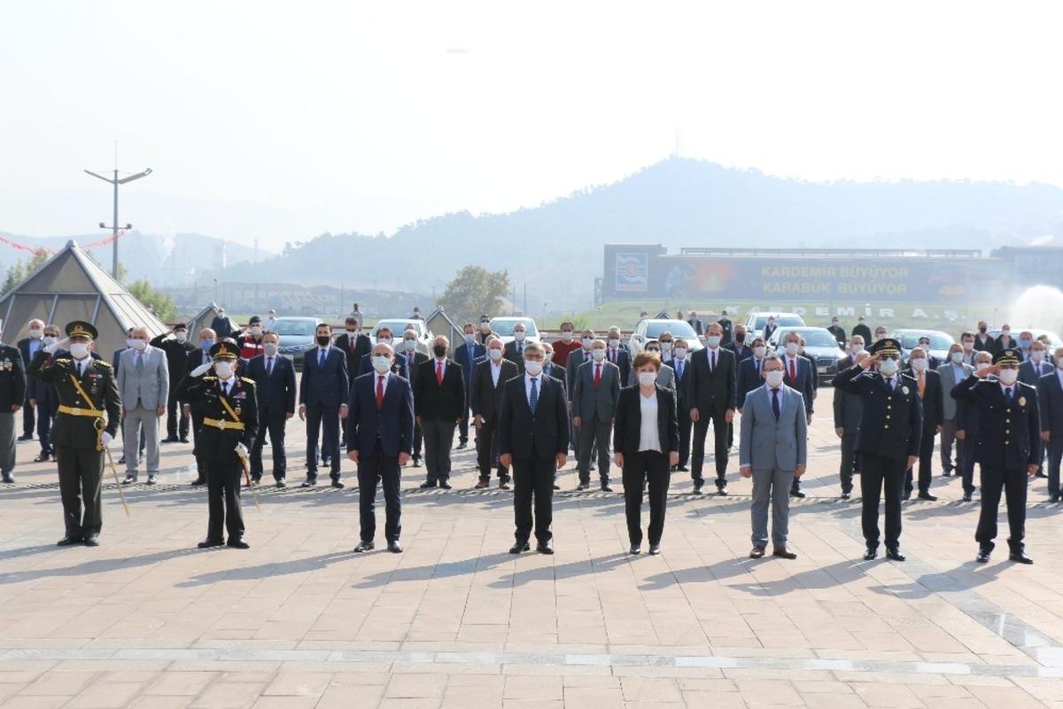 Vali cadde boyu gezerek esnafa ve vatandaşa T&uuml;rk bayrağı dağıttı