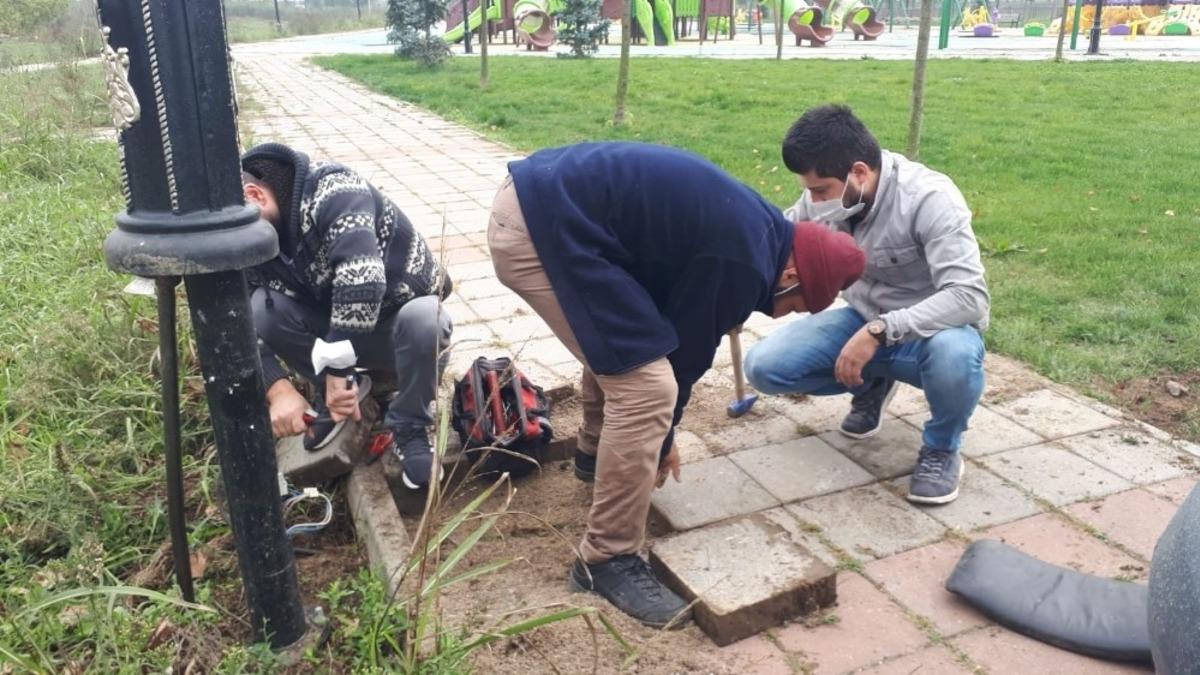 Caddelerdeki tabelalar ışıklandırıldı