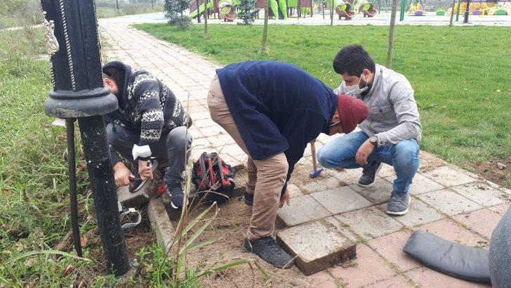 Caddelerdeki tabelalar ışıklandırıldı G1